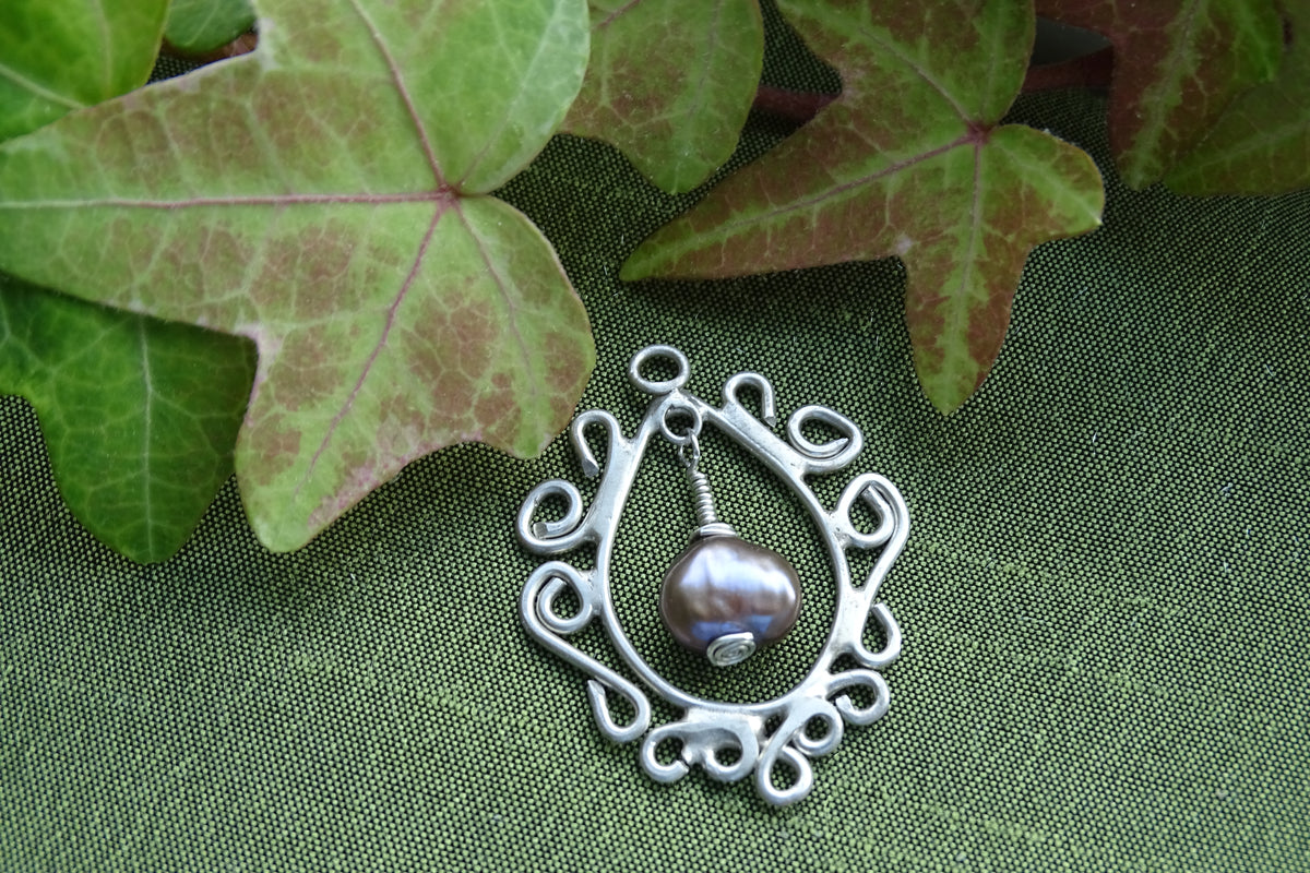 Regal pendant